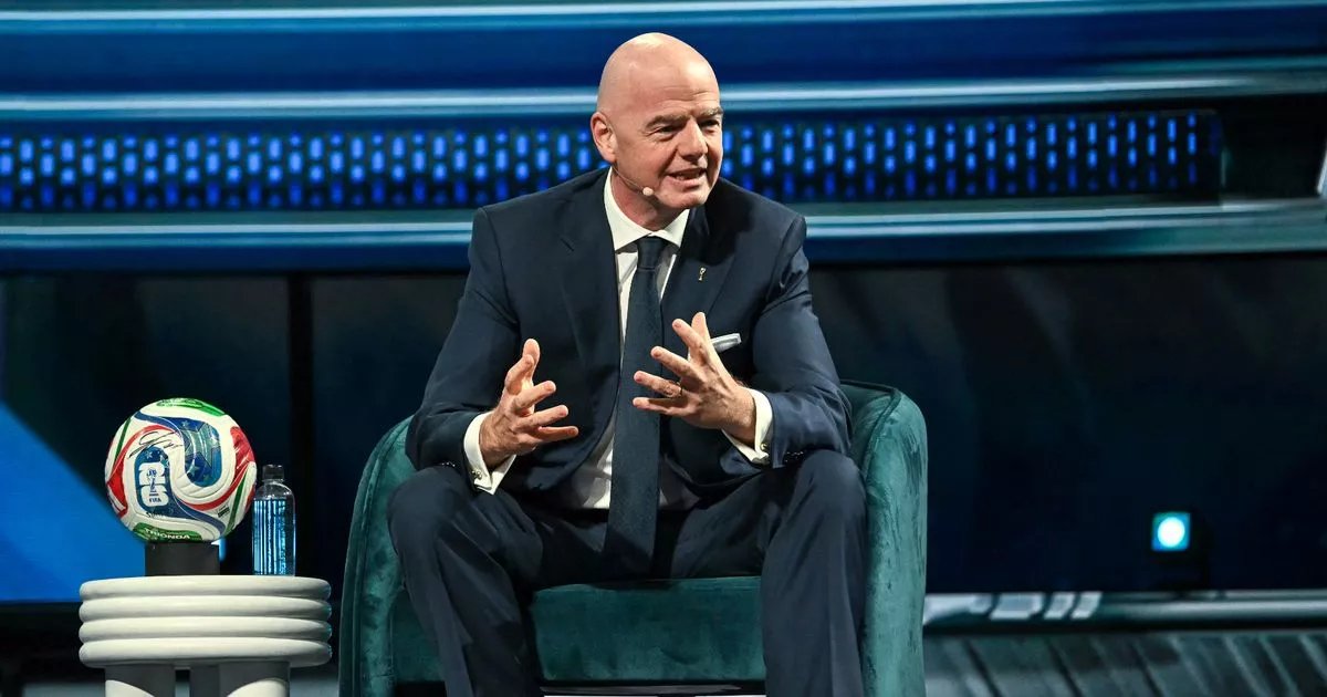 Mirror: Infantino promete tomar medidas rigorosas contra a violência cibernética relacionada ao futebol